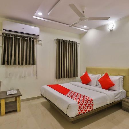 Oyo 26999 Hotel Sg Ахмедабад Экстерьер фото