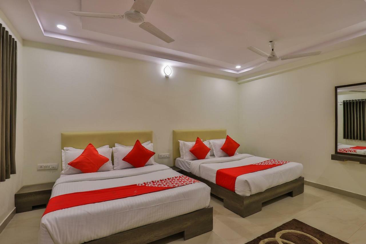 Oyo 26999 Hotel Sg Ахмедабад Экстерьер фото