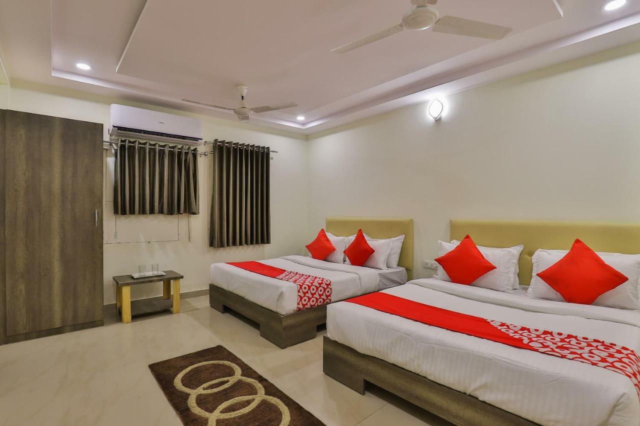Oyo 26999 Hotel Sg Ахмедабад Экстерьер фото